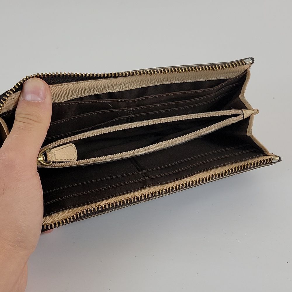 CoachPeyton Signature Slim Zip Around F50174. - Picture 8 of 9